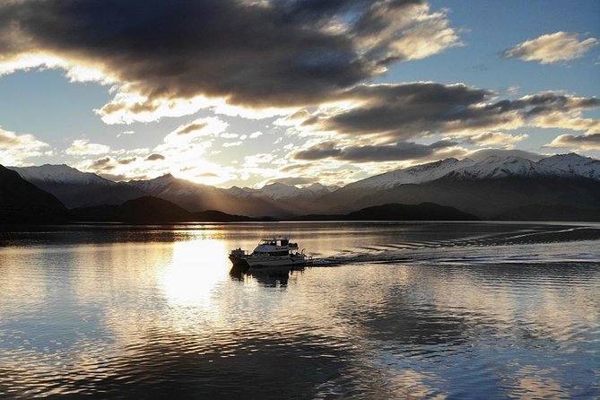Lake Wanaka 1-Hour Cruise Including Wine and Cheese - Wine, beer, and the shared cheeseboard