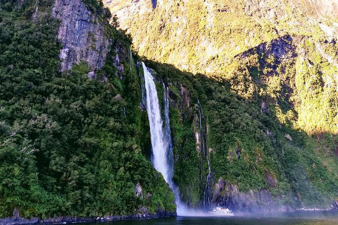 Luxury Milford Sound Coach and Scenic Cruise - Key points at a glance