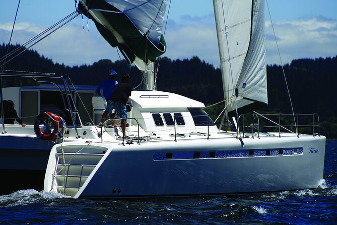 Luxury Sailing - Māori Rock Carvings - Taupo Sailing Adventures - The first hour and 50 minutes: coastline, sailing, and commentary