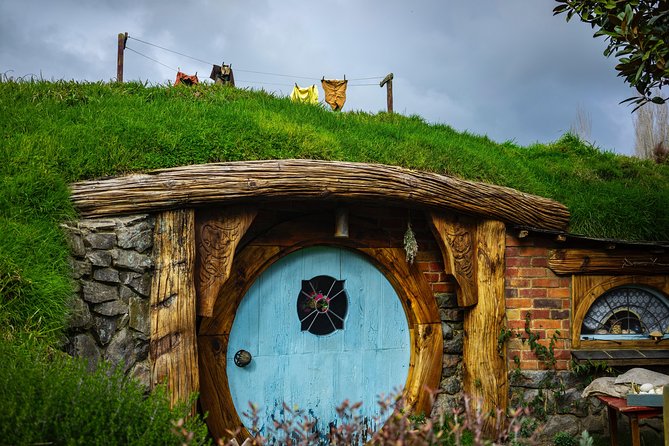 Luxury Small group tour from Auckland to Hobbiton Movie Set - Lunch, snacks, and the value of an all-in-one day
