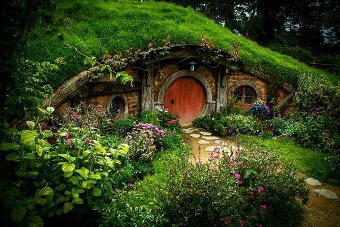 Luxury Small group tour from Auckland to Hobbiton Movie Set - What the excellent ratings really suggest