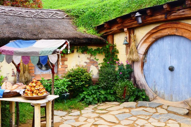 Luxury Small group tour from Auckland to Hobbiton Movie Set - The road through the Bombay Hills and Hauraki Plains