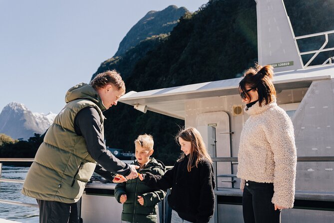 Milford Sound Cruise with Round-Trip Flights from Queenstown - Buying lunch and managing the five-hour schedule