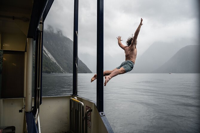 Milford Sound Mariner Overnight Cruise - The full fiord cruise and open-sea turn