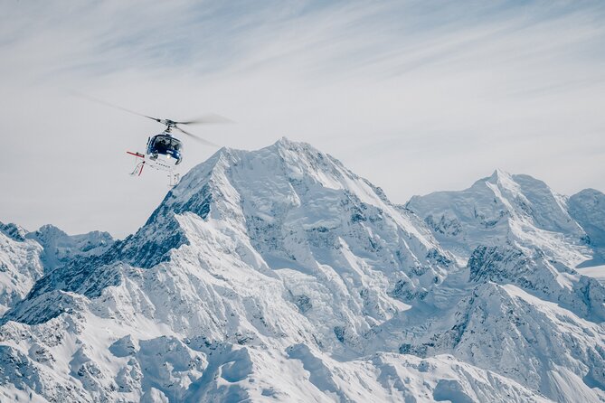 Mount Cook and The Glaciers 55-Minute Helicopter Flight - Returning with summit ridge views