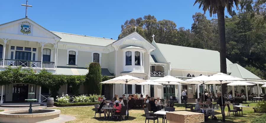 Napier: Afternoon Winery Tour Tasting at 3 Great Wineries - Oak Avenue and the road between wineries