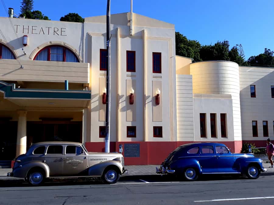 Napier: Art-Deco + Te Mata Peak+ Garden Walk + Wine Tasting - A private garden with a local point of view
