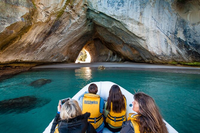 One Hour Cathedral Cove Boat Tour in Hahei - Guides who make the hour count