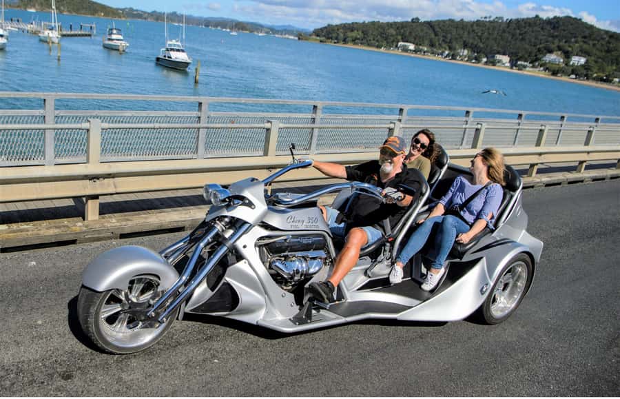 Paihia: Bay of Islands Trike Tour Experience - Guides, commentary, and the human side of the ride