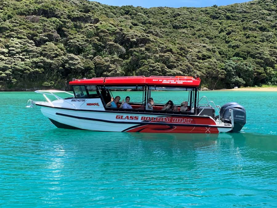 Paihia: Glass Bottom Boat Tour to the Hole in the Rock - Fast water and close coastal views