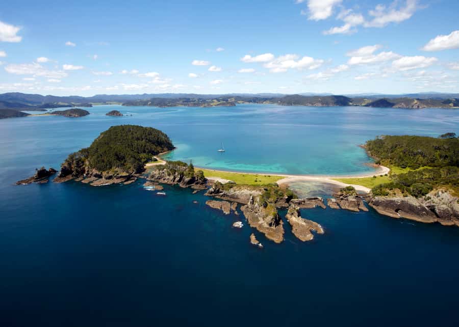 Paihia/Russell: Hole in the Rock Cruise with 2 Island Stops - Cape Brett Peninsula and lighthouse views