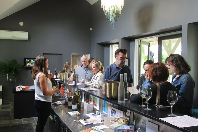"Pinot to Palliser tour" - Guided tour to Cape Palliser vith lunch + winetasting - Fish and chips at the Lake Ferry Hotel