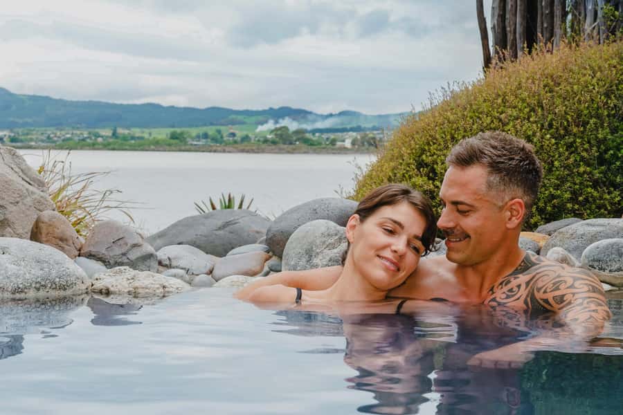 Polynesian Spa Rotorua: Lake View Private Pools Experience - Arriving through Polynesian Spa