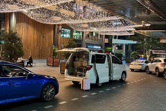 Private Auckland Airport Transfer: to/from City Hotels in Minivan - The Airport Meeting Point Needs Planning