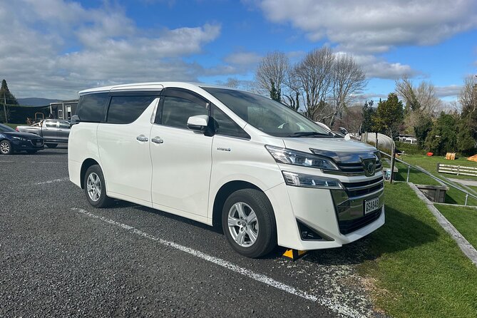 Private Auckland Airport Transfer: to/from City Hotels in Minivan - The Minivan, Luggage, and Onboard Comfort