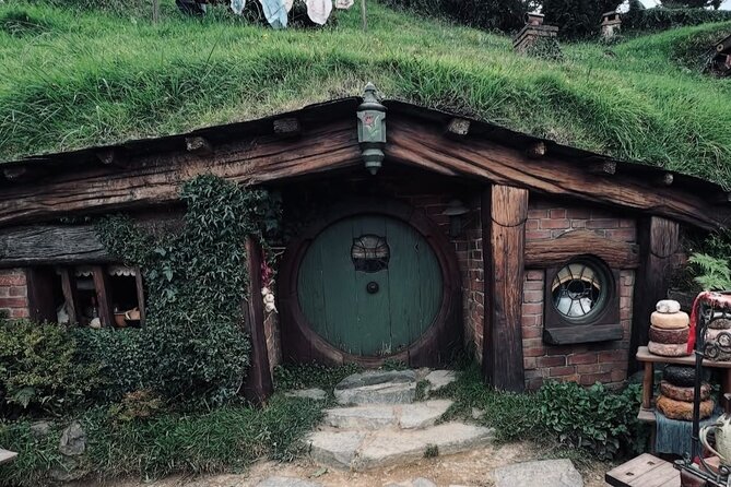 Private Hobbiton Movie Set and Rotorua Day Trip from Auckland - Wai-O-Tapu Thermal Wonderland in one hour