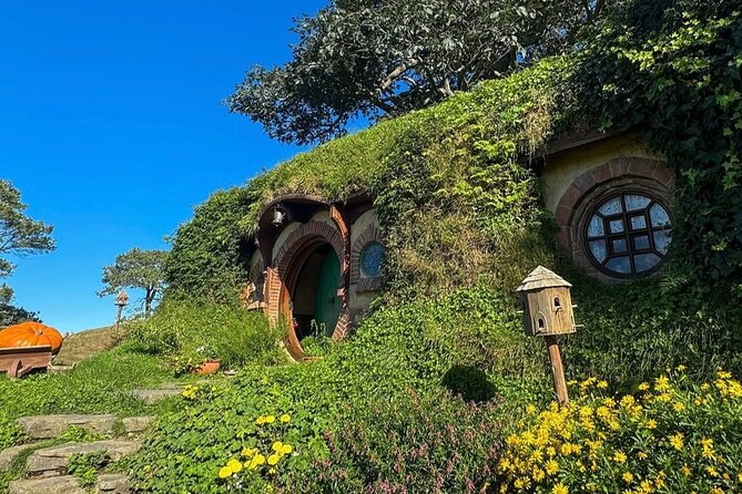 Private Hobbiton Movie Set and Rotorua Day Trip from Auckland - Te Puia brings geothermal sights and Māori culture together