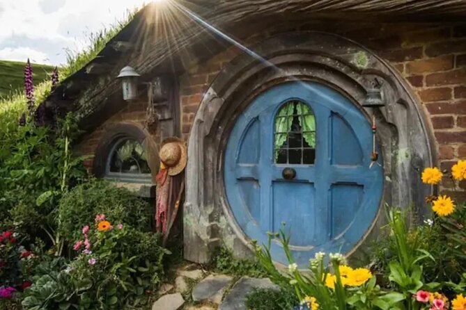 Private Hobbiton & Waitomo Caves Transfer from Auckland - Optional stops: Blue Spring, Hamilton Gardens, and Rotorua