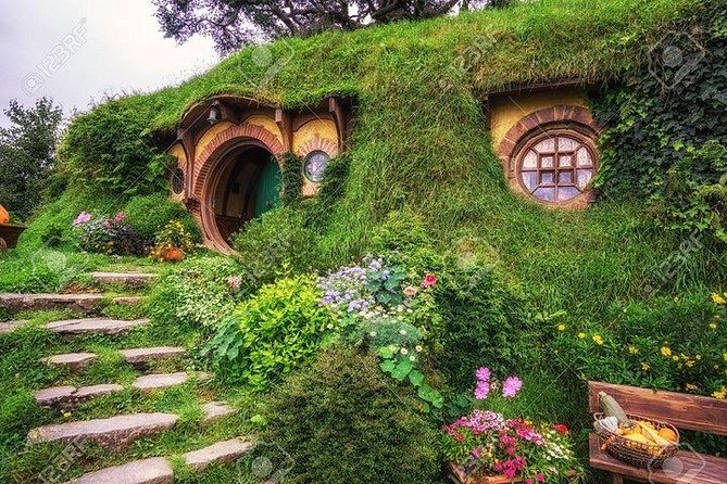 Private Luxury Tour to Hobbiton Movie Set & Waitimo Glowworm Cave - Key points at a glance