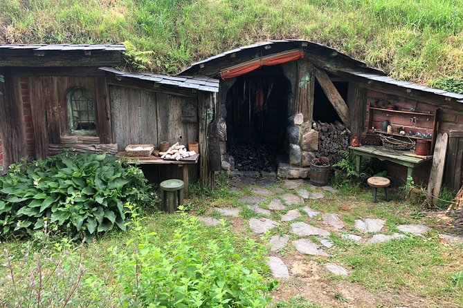 Private Luxury Tour to Hobbiton Movie Set & Waitimo Glowworm Cave - Lunch, water, and what the inclusions mean