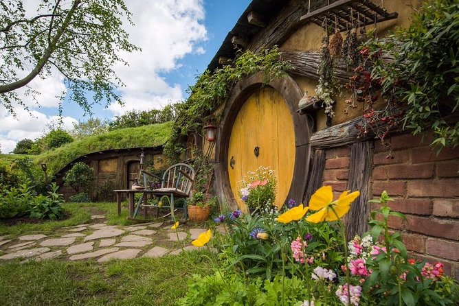 Private Luxury Tour to Hobbiton Movie Set & Waitimo Glowworm Cave - Hobbiton: entering the Shire at the family farm