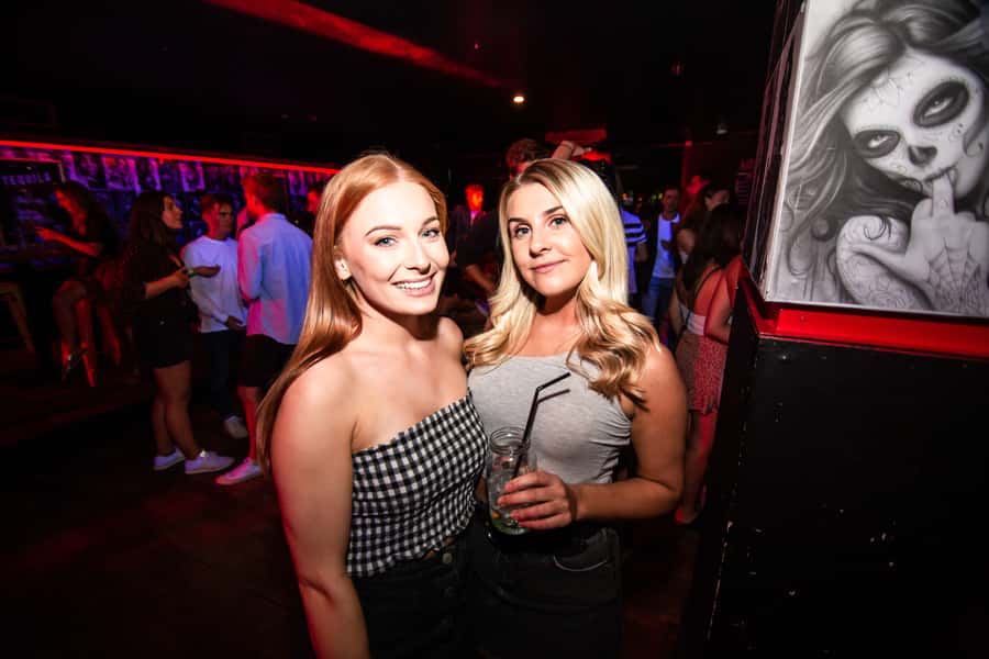 Queenstown: Bar Crawl with 5 Free Shots and Pizza - Why this $17 Queenstown night makes sense