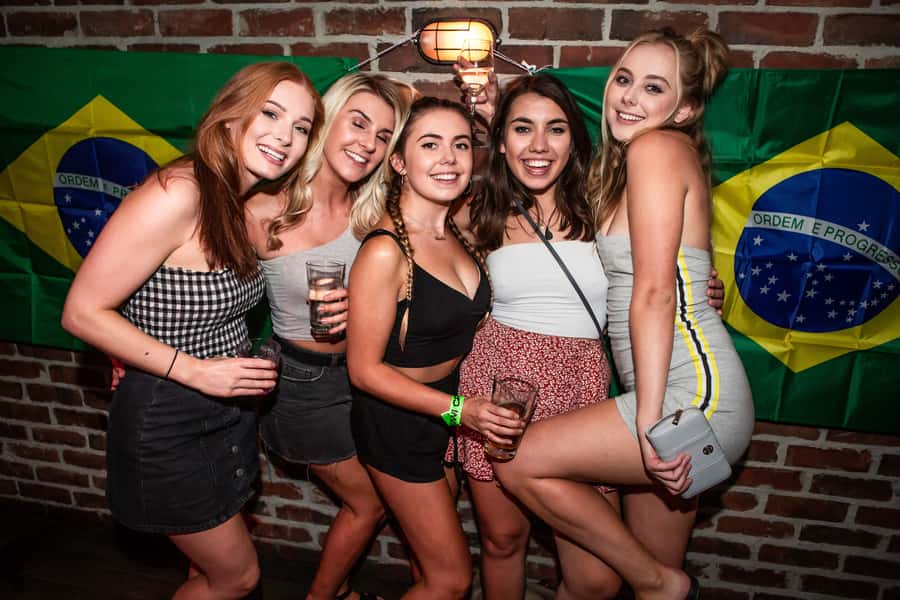Queenstown: Bar Crawl with 5 Free Shots and Pizza - Meeting the group at The London Bar at 9 PM