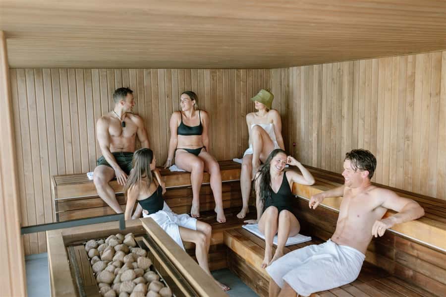 Queenstown: Floating Sauna Experience on Lake Whakatipu - A floating sauna in the heart of Queenstown