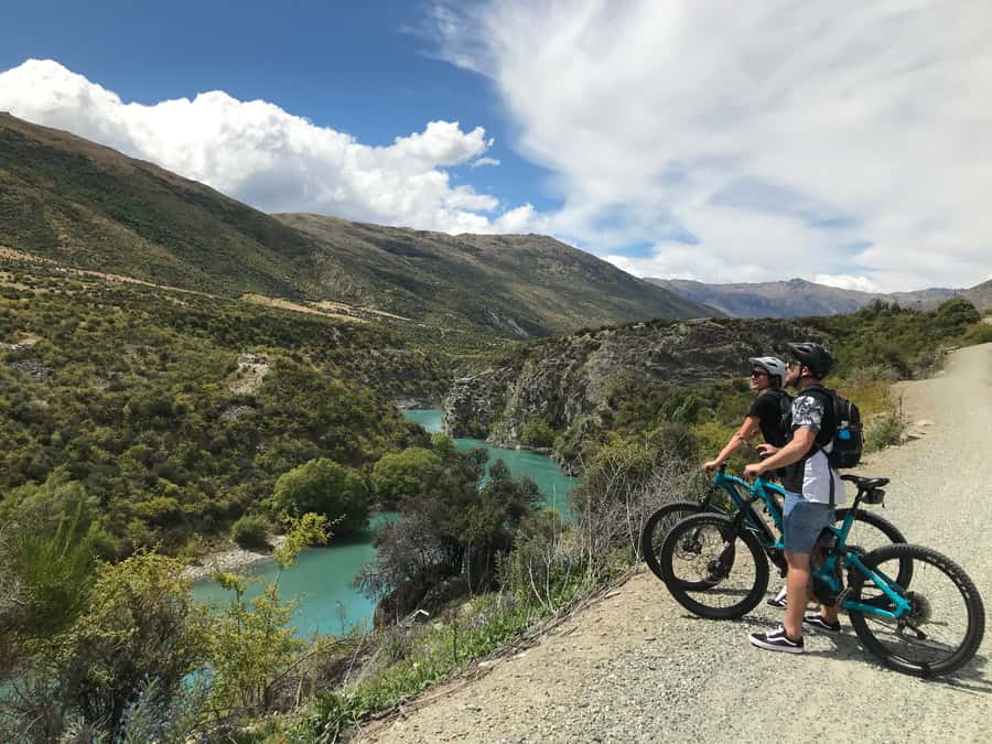 Queenstown: Guided E-Bike Tour with Winery Visits & Tastings - The guides are a major part of the value