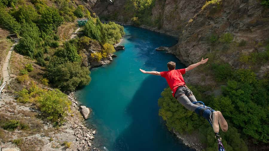 Queenstown: Kawarau Bridge Bungy - World's First Bungy! - Preparing for the 43-metre jump