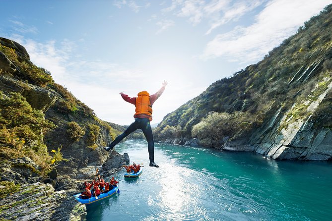 Queenstown Kawarau River Rafting and Jet Boat - Jet boat spins beneath the canyon walls