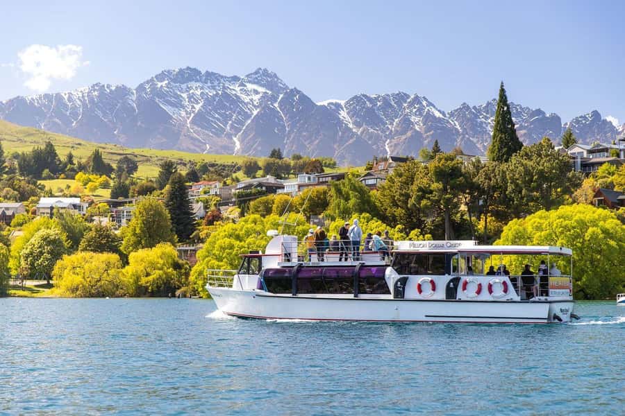 Queenstown: Lake Wakatipu Scenic Cruise - Why the view from Lake Wakatipu feels different