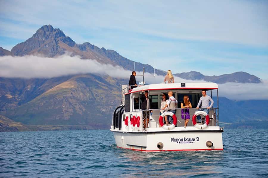 Queenstown: Lake Wakatipu Scenic Cruise - The first minutes on the lake