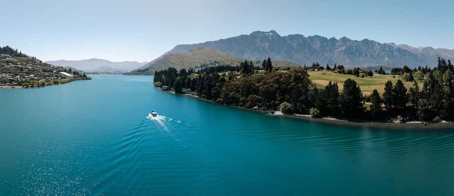 Queenstown: Lake Wakatipu Scenic Cruise - Bays, homes, and local stories
