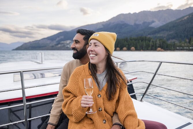 Queenstown: Lake Wakatipu Scenic Cruise (90 Minutes) - Leaving Queenstown Bay from Beach Street