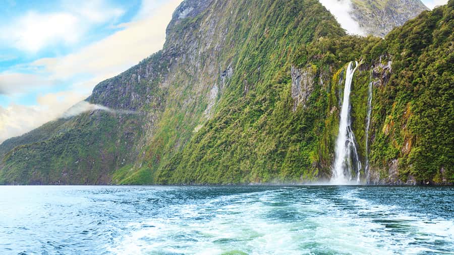 Queenstown: Milford Sound Small-Group Tour w Cruise & Lunch - Te Anau gives you a useful pause
