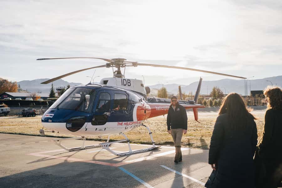 Queenstown: Pilot's Choice Helicopter Tour & Alpine Landing - From Central Queenstown to the Airport Base