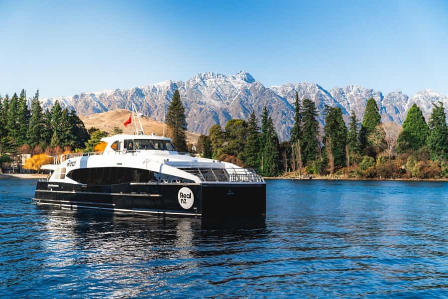 Queenstown: Queenstown Lake Cruise and Walter Peak Farm Tour - Leaving Steamer Wharf on Lake Whakatipu
