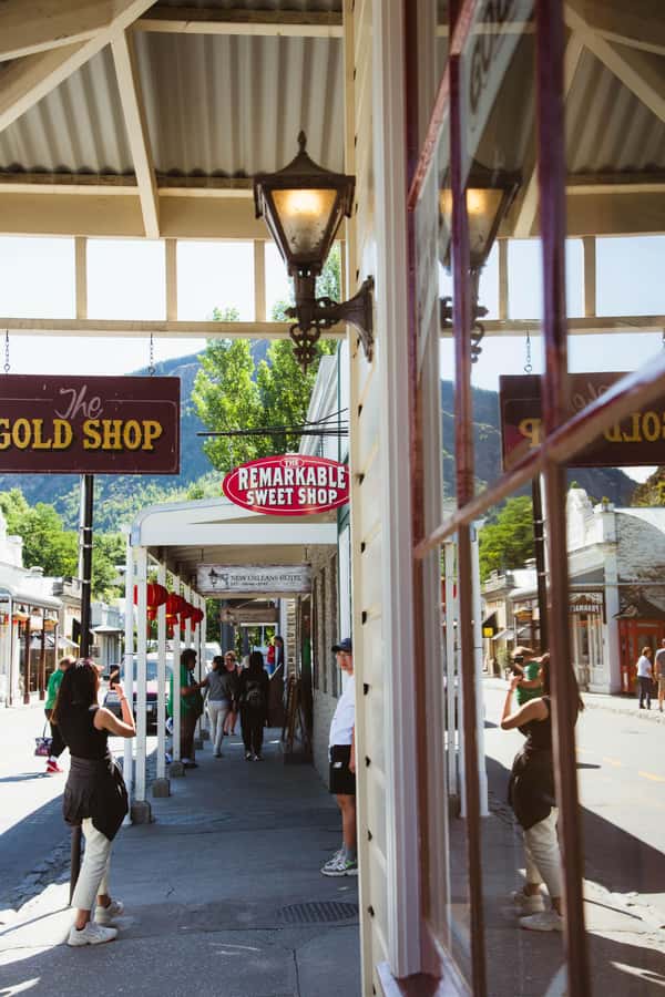 Queenstown: Scenic Highlights, Tour with Wine & Lake Cruise - Arrowtown and its gold-mining character