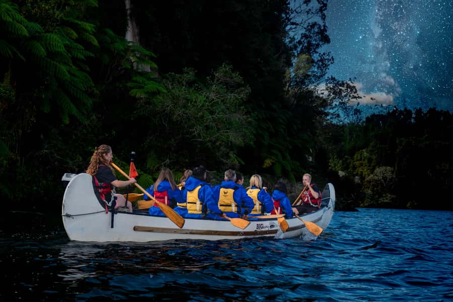 Rotorua: Evening Big Kanu Starlight Tour - Paddling the shoreline as daylight fades