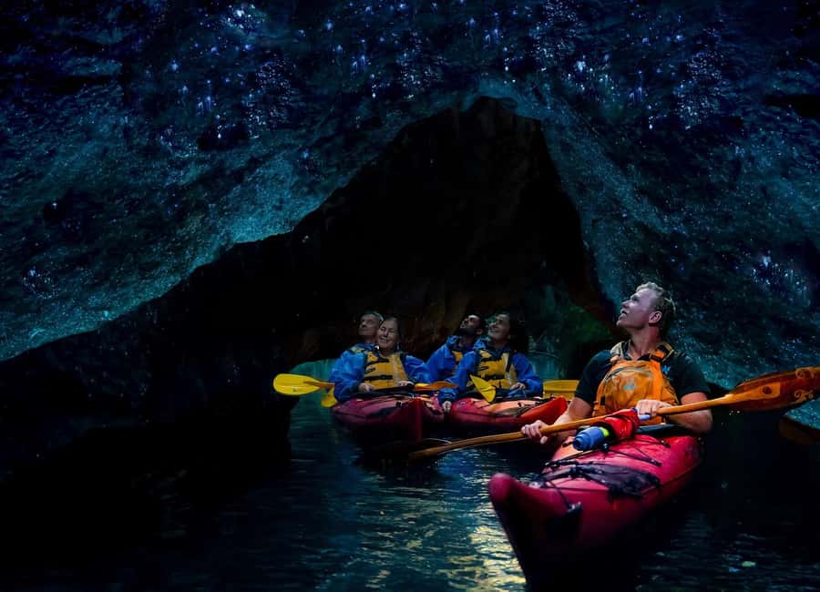 Rotorua: Evening Starlight Gourmet Kayak Tour with dinner - The return paddle under moon and stars