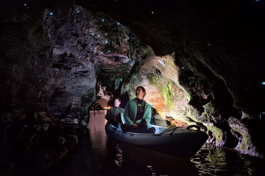 Rotorua: Glow Worm Kayak Tour - Paddling through the last light
