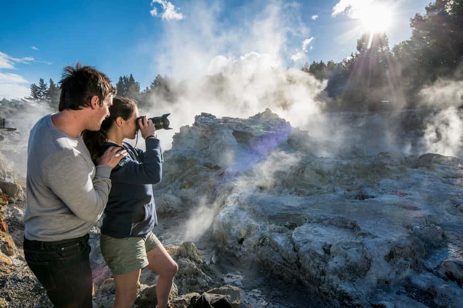 Rotorua: Hell's Gate Geothermal Walk - Walking past boiling pools and sulfur crystals