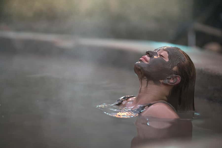 Rotorua: Hells Gate Outdoor Mud Bath & Spa Experience - Showering before the sulphur spa