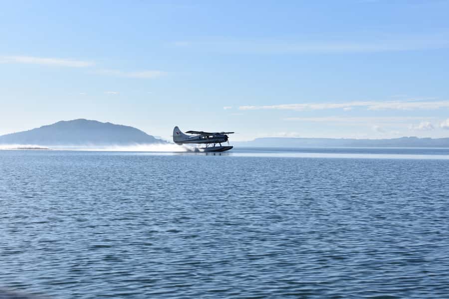 Rotorua: Scenic Flight over Mt Tarawera & Waimangu Valley - Starting at Lake Rotorua with a splash