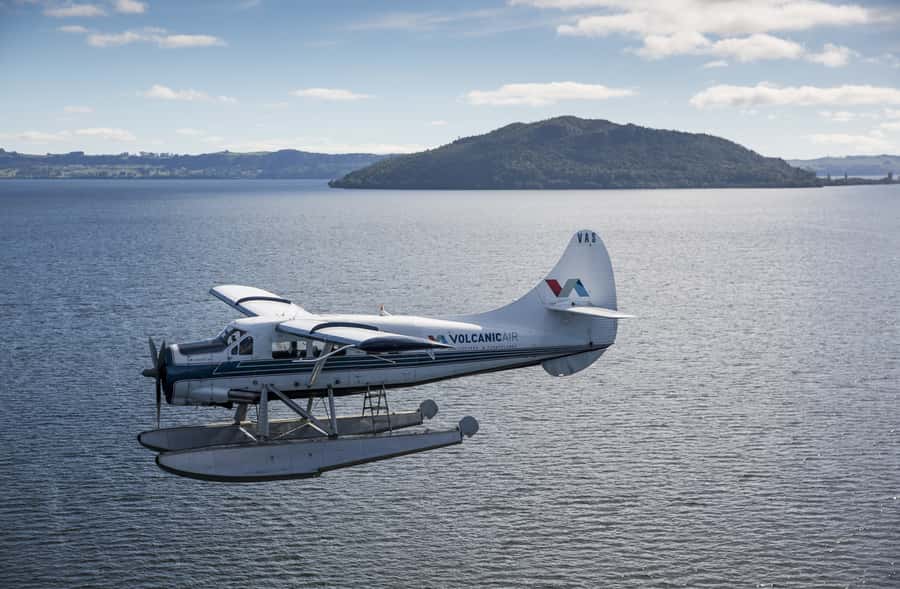 Rotorua: Scenic Flight over Mt Tarawera & Waimangu Valley - Climbing past Mokoia Island and Rotorua’s lake country