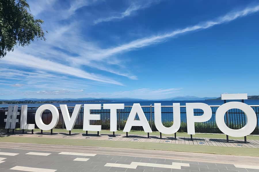 Rotorua & Taupo DayTour Waiotapu & Huka Falls from Auckland - The guides are a major part of the value