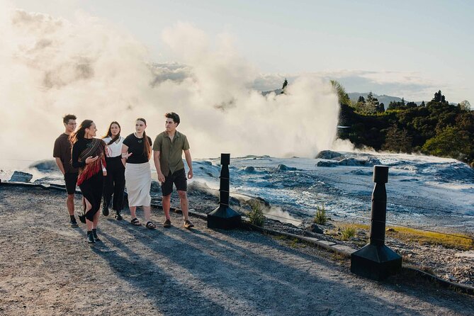 Rotorua: Te Rā Guided Experience + Haka - Māori carving, weaving, and the Āhua Gallery