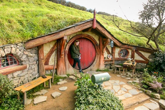 Rotorua to Auckland via Hobbiton Tour with Lunch - One Way - Key points at a glance