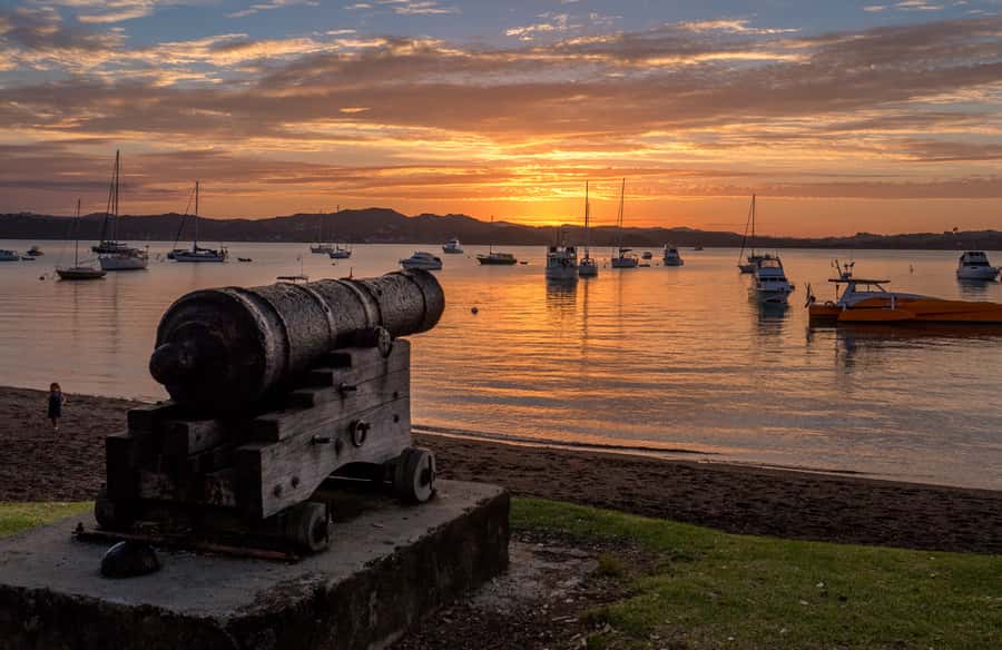Russell: 1-Hour Sightseeing Tour by Coach & Long Beach - Flagstaff Hill and the Bay of Islands view